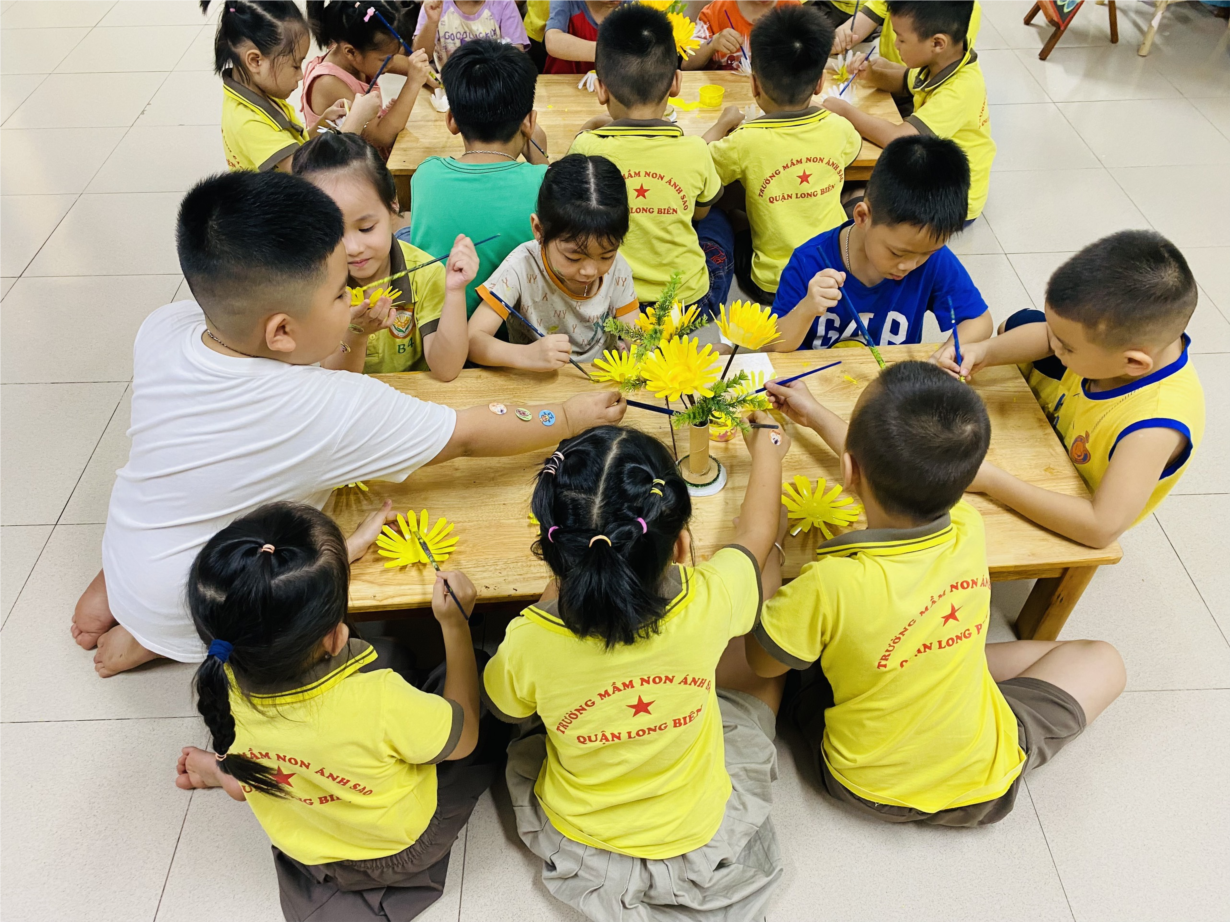 Alvin 1 làm đèn hoa tặng mẹ nhân ngày 20/10